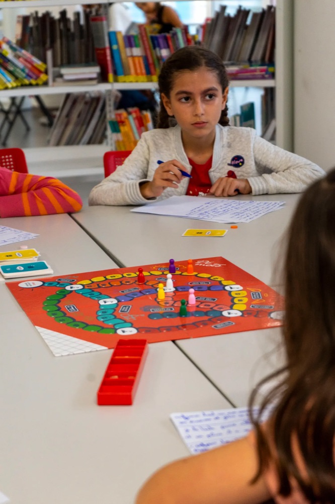 Petite fille jouant à Dé-mots